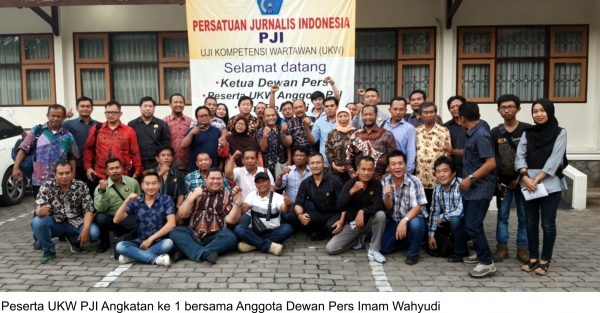 Peserta UKW PJI angkatan ke 1, Surabaya 18-19 Nov 2018 bersama anggota Dewan Pers Imam Wahyudi